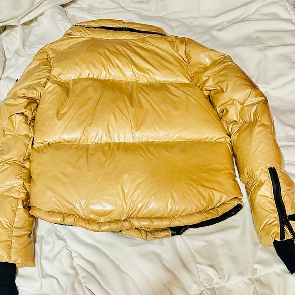 Women’s Tan/Camel color, athletic, down material, zip sleeves and super warm! - Picture 6 of 6